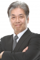 須間　一也